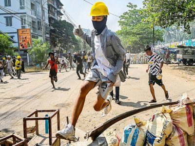 Sur une barricade dans le quartier de Thaketa à Rangoun, le 19 mars 2021 - STR [AFP]