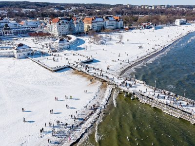 Une vue aérienne prise le 14 février 2021 montre des foules de touristes sur la plage gelée de Sopot, Pologne, après la levée de certaines restrictions - MATEUSZ SLODKOWSKI [AFP]