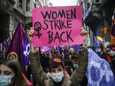 Marche dans les rues d'Istanbul lors de la journée internationale des droits des femmes, le 8 mars 2021 - Ozan KOSE [AFP/Archives]