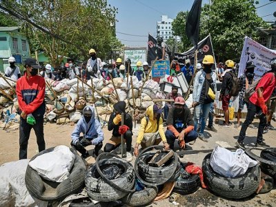 Des manifestants sur une barricade à Rangoun, le 20 mars 2021 - STR [AFP]