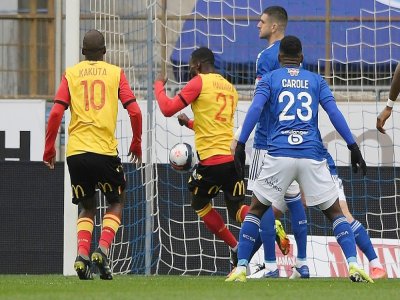 Le milieu Massadio Haidara (c) ouvre le score pour Lens lors du match de Ligue 1 à Strasbourg, le 21 mars 2021 - Frederick FLORIN [AFP]