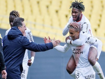 L'entraîneur du FC Lorient, Christophe Pélissier, félicite l'attaquant Armand Lauriente après son égalisation face à Nantes, lors de leur match de L1, le 21 mars 2021 au stade de La Beaujoire - Sebastien SALOM-GOMIS [AFP]