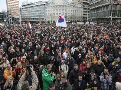 Des manifestants opposés aux restrictions sanitaires défilent le 20 mars 2021 à Belgrade (Serbie) - OLIVER BUNIC [AFP]