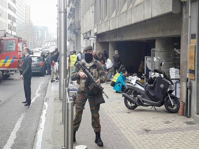 Un militaire belge se tient devant la station de métro Maalbeek à Bruxelles après une série d'explosions qui ont fait 32 morts et plus de 300 blessés le 22 mars 2016 - Cédric SIMON [AFP/Archives]