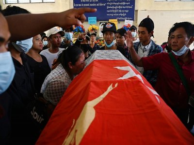 Les funérailles de Aung Kaung Htet, une adolescente tuée par les forces de l'ordre, le 21 mars 2021 à Rangoun, en Birmanie - STR [AFP]