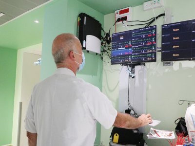 Dans les couloirs, les courbes des moniteurs et les alarmes sonores permettent une surveillance constante des patients.