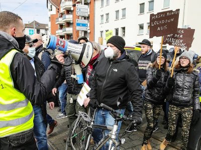 Des manifestants se rassemblent pour protester contre les restrictions sanitaires à Cassel, centre de l'Allemagne, le 20 mars 2021 - ARMANDO BABANI [AFP]