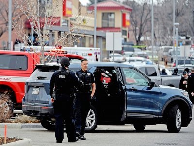 Des policiers devant le parking où a eu lieu une fusillade à Boulder, dans le Colorado, le 22 mars 2021 - Jason Connolly [AFP]