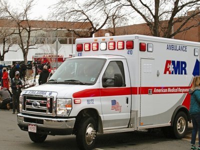 Une ambulance quitte le supermarché King Soopers, à Boulder, dans le Colorado, où une fusillade a eu lieu, le 22 mars 2021 - Jason Connolly [AFP]
