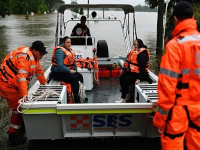 Des services de secours évacuent des habitants d'une zone inondée de Windsor, le 23 mars 2021 en Australie - Saeed KHAN [AFP]