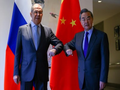Le ministre chinois des Affaires étrangères Wang Yi (d) et son homologue russe Sergueï Lavrov, le 23 mars 2021 à Guilin - Handout [Ministère russe des Affaires étrangères/AFP]