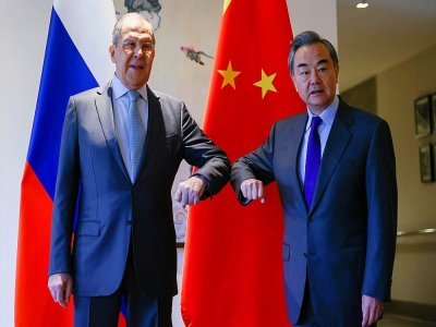 Le ministre chinois des Affaires étrangères Wang Yi (d) et son homologue russe Sergueï Lavrov, le 23 mars 2021 à Guilin - Handout [Ministère russe des Affaires étrangères/AFP]