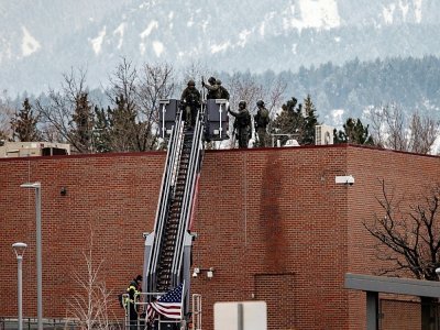 Des policiers interviennent sur le toit d'un supermarché où a eu lieu une fusillade à Boulder, dans le Colorado, le 22 mars 2021 - Chet Strange [GETTY IMAGES NORTH AMERICA/AFP]
