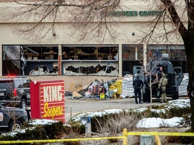 Une unité d'intervention de police devant le supermarché où a eu lieu une fusillade, à Boulder, dans le Colorado, le 22 mars 2021 - Chet Strange [GETTY IMAGES NORTH AMERICA/AFP]
