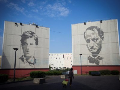 Les portraits des poètes français Arthur Rimbaud et Charles Baudelaire (d) sur des immeubles de Chanteloup-les-Vignes près de Paris, le 11 juin 2015 - JOEL SAGET [AFP/Archives]