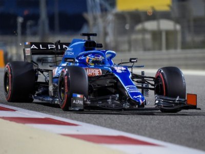 Le revenant Fernando Alonso au volant de son Alpine (ex-Renault) participe aux essais de pré-saison sr le circuit de Sakhir, le 14 mars 2021 - Mazen MAHDI [AFP/Archives]