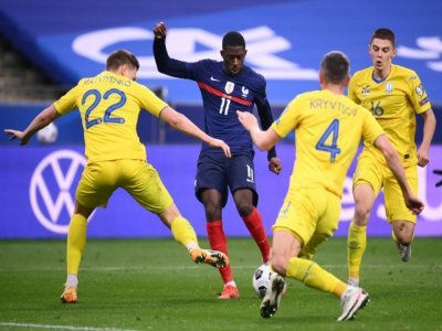 L'attaquant français Ousmane Dembélé (c) lors du match de qualification pour le Mondial 2022 contre l'Ukraine, au Stade de France, le 24 mars 2021 - FRANCK FIFE [AFP]