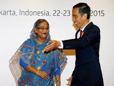 La Première ministre du Bangladesh, Sheikh Hasina, en compagnie du président indonésien, Joko Widodo, lors d'un sommet Asie-Afrique à Jakarta, le 22 avril 2015 - mast irham [POOL/AFP/Archives]