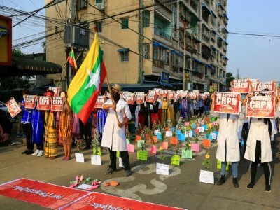 Photo diffusée le 25 mars 2021 par une source anonyme via Facebook montrant des manifestants en costumes des différentes ethnies birmanes, lors d'une manifestation contre le coup d'Etat militaire à Rangoun - Handout [FACEBOOK/AFP]