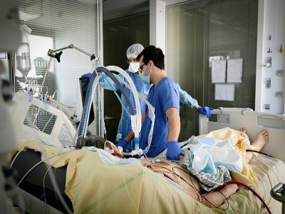 Un patient Covid soigné dans le service de réanimation de l'hôpital Ambroise-Paré à Boulogne-Billancourt, près de Paris, le 8 mars 2021 - ALAIN JOCARD [AFP/Archives]