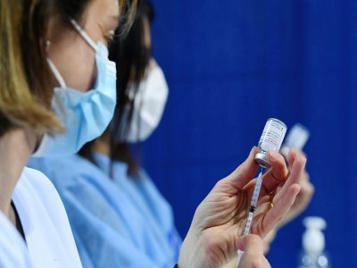 Vaccination contre le Covid-19 au vélodrome national de Saint-Quentin-en-Yvelines, près de Paris, le 23 mars 2021 - Alain JOCARD [AFP]
