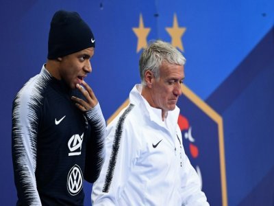 Le sélectionneur de l'équipe de France, Didier Deschamps, et l'attaquant Kylian Mbappé, arrivent pour une séance d'entraînement, le 24 mars 2019 au Stade de France, à la veille du match contre l'Islande, qualificatif pour l'Euro-2020 - FRANCK FIFE [AFP]