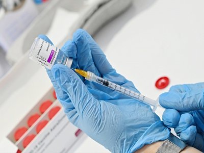 Dans un centre de vaccination contre le Covid à Rome utilisant des flacons d'AstraZeneca, le 24 mars 2021 - ANDREAS SOLARO [AFP]