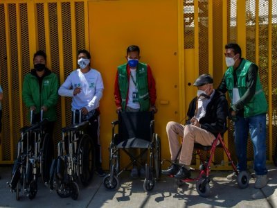 Des Mexicains font la queue pour se faire vacciner contre le Covid-19 à Tlalpan, à Mexico City, le 24 mars 2021 - CLAUDIO CRUZ [AFP]