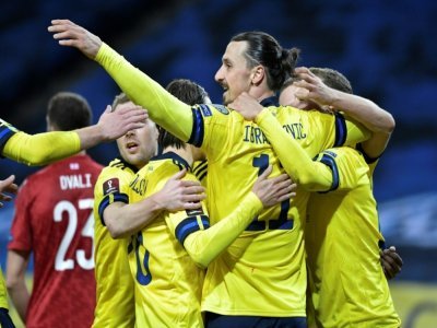 Le grand Zlatan Ibrahimovic avec ses coéquipiers célèbrent le but de Viktor Claesson pour la victoire suédoise contre la Géorgie à Solna, le 25 mars 2021 - Janerik HENRIKSSON [TT NEWS AGENCY/AFP]