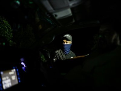 Un garde d'une société de sécurité privée en patrouille de nuit dans une plantation de Tzaneen, en Afrique du Sud, le 10 mars 2021 - Guillem Sartorio [AFP]