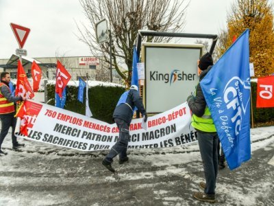 Rassemblement de salariés devant les bureaux de Kingfisher, à Templemars dans le nord de la France, pour protester des suppressions  d'emplois chez Castorama et Brico Dépôt, le 1er décembre 2017 - PHILIPPE HUGUEN [AFP/Archives]