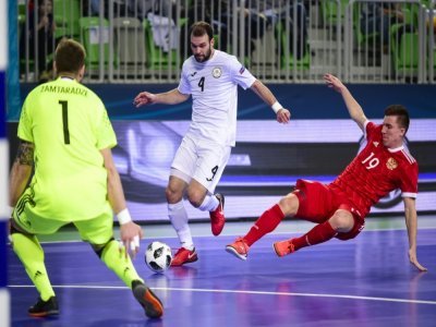 Le Kazakh Tayan déborde le Russe Ivan Chishkala, lors du match pour la 3e place du Championnat d'Europe de futsal, le 10 février 2018 à Ljubljana (Slovénie) - Jure Makovec [AFP/Archives]