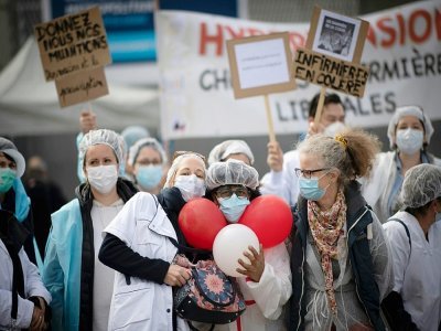 Des dizaines d'infirmières manifestent devant un centre de vaccination anti-Covid, le 25 mars 2021 à Nantes - LOIC VENANCE [AFP/Archives]
