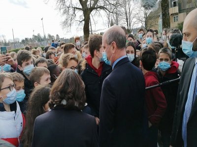 Bain de foule avec les élèves du collège de Brécey pour Jean-Michel Blanquer. 