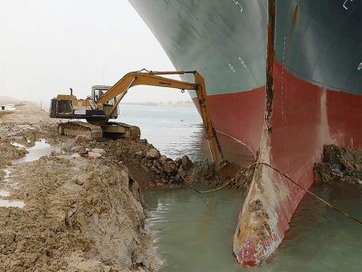 Photo fournie par l'Autorité égyptienne du canal de Suez (SCA) montrant l'avant du navire Ever Given, bloqué dans le canal, le 25 mars 2021 - - [Suez CANAL/AFP]