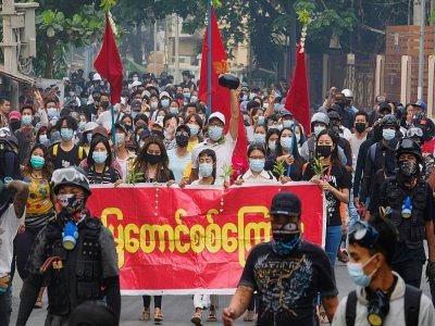 Photo diffusée le 26 mars 2021 par une source anonyme via Facebook montrant une manifestation contre le coup d'Etat militaire à Mandalay, en Birmanie - Handout [FACEBOOK/AFP]