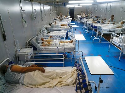 Des patients atteints du Covid-19 dans un hôpital de campagne installé dans un gymnase, à Santo André, le 26 mars 2021 au Brésil - Miguel SCHINCARIOL [AFP]
