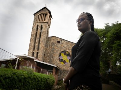 Albertine Mukakamanzi devant l'église de Kibuye dont le prêtre, son oncle, a été jeté du haut du clocher en 1994. Le 3 décembre 2020 - Simon Wohlfahrt [AFP]