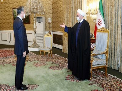 Le président iranien Hassan Rohani reçoit le ministre chinois des Affaires étrangères, le 27 mars 2021 à Téhéran - HO [Présidence iranienne/AFP]
