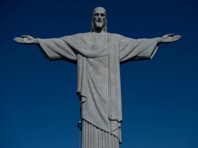 Un ouvrier en rappel sur la statue du Christ rédempteur, le 24 mars 2021 à Rio de Janeiro, au Brésil - CARL DE SOUZA [AFP]