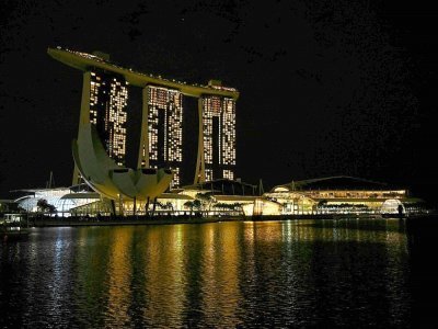 Le complexe hôtelier et commercial de Marina Bay Sands, à Singapour avec ses lumières éteintes pour la mobilisation "Earth Hour", le 27 mars 2021 - ROSLAN RAHMAN [AFP]