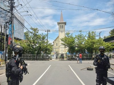 Des policiers indonésiens montent la garde après un attentat suicide visant une église, à Makassar, en Indonésie, le 28 mars 2021 - INDRA ABRIYANTO [AFP]