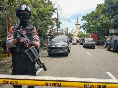 Un policier indonésien monte la garde après un attentat suicide visant une église, à Makassar, en Indonésie, le 28 mars 2021 - ANDI HAJRAMURNI [AFP]