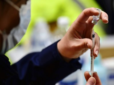 Un agent de santé prépare des seringues contenant des doses du vaccin Pfizer/BioNTech, à Toulouse - GEORGES GOBET [AFP]