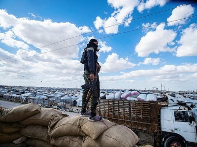 Un membre des forces de sécurité kurdes surveille le camp de déplacés d'Al-Hol, le 18 mars 2021 en Syrie - Delil SOULEIMAN [AFP/Archives]