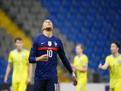 L'attaquant Kylian Mbappé, après son pénalty détourné par le gardien de but du Kazakhstan, lors du match de qualification au Mondial 2022, le 28 mars 2021 à Noursoultan - FRANCK FIFE [AFP]