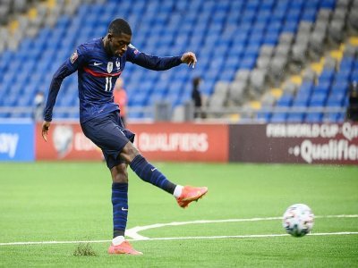 L'attaquant français Ousmane Dembélé tire et marque lors du match de qualification au Mondial 2022 contre le Kazakhstan, à Noursoultan, le 28 mars 2021 - FRANCK FIFE [AFP]