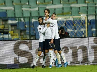 Le milieu de terrain italien Manuel Locatelli (c) est félicité par ses coéquipiers après son but marqué contre la Bulgarie, lors de leur match de qualification pour le Mondial-2022, le 28 mars 2021 à Sofia - Nikolay DOYCHINOV [AFP]