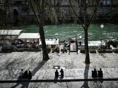 Des promeneurs profitent du soleil à Paris le 28 mars 2021 - STEPHANE DE SAKUTIN [AFP]