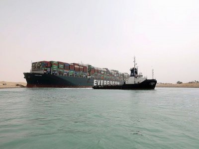 Le porte-conteneurs Ever given bloque le canal de Suez depuis le 23 mars 2021 - - [Suez CANAL/AFP/Archives]